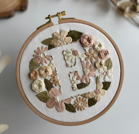 Vyšívací sada - Floral Initial - Romantic