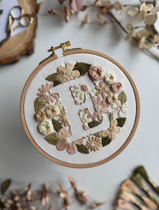 Vyšívací sada - Floral Initial - Romantic
